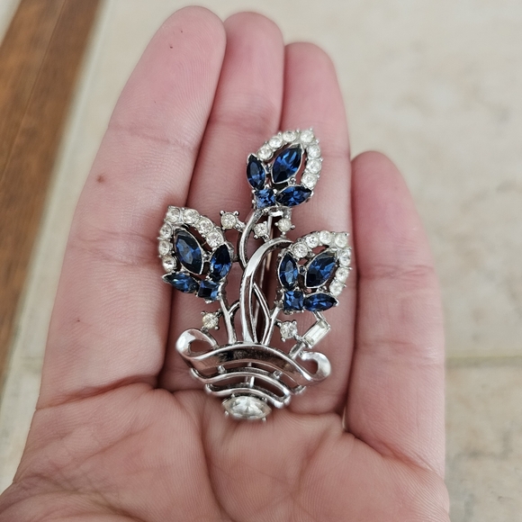 Vintage Crown Trifari Blue and Clear Rhinestone Basket Brooch - Picture 6 of 11